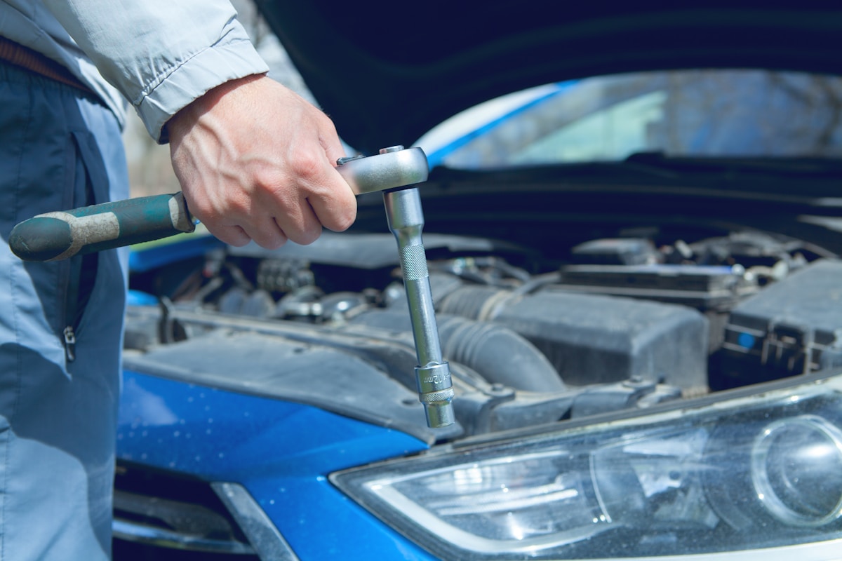 Mecanico trabajando en diagnostico y reparacion automotriz
